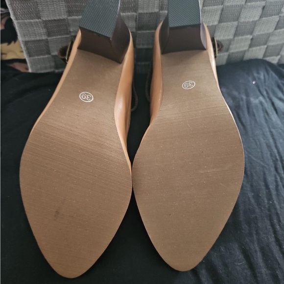Source Unknown Brown Block Heels Brown lap can be worn down. Two styles to wear. - Picture 3 of 4